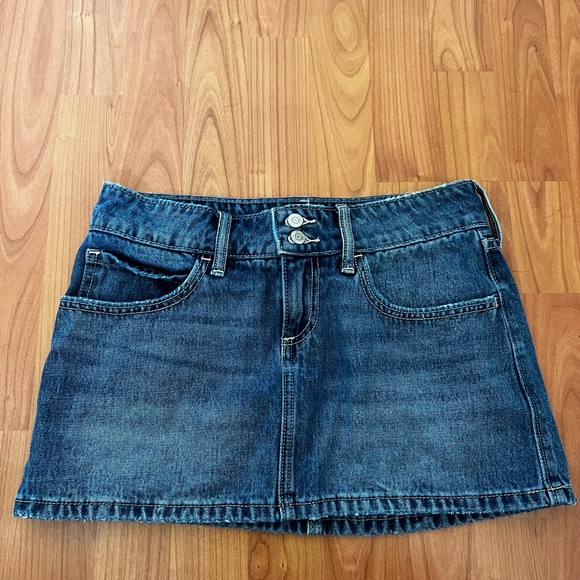 Hollister Low-Rise Embroidered Denim Mini Skort - Picture 2 of 4